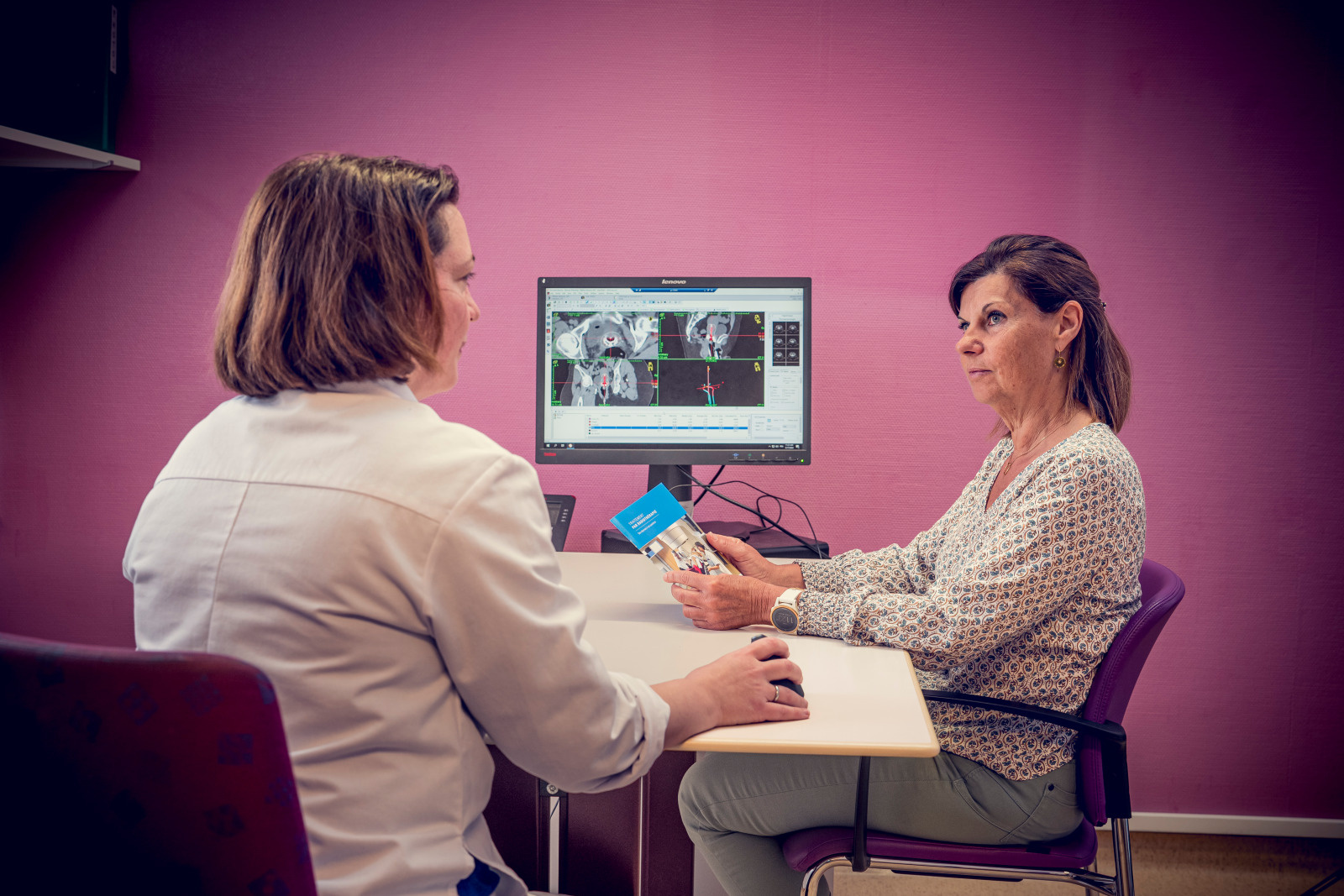 Entretien entre la radio-oncologue et une patiente avant une curiethérapie