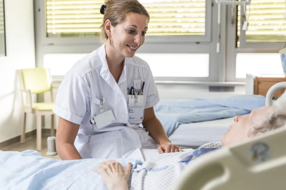 infirmière au chevet d'un patient en gériatrie