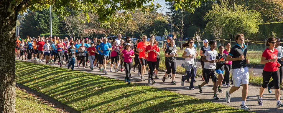 Groupe de personnes qui font un entraînement en commun pour la Course de l'Escalade 